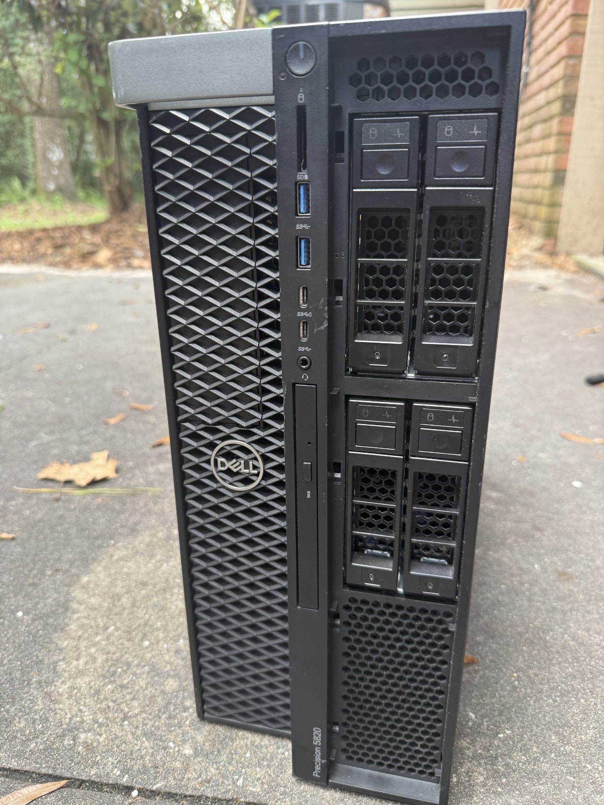 DELL Precision 5820 Workstation Xeon W-2123 3.6ghz/NO RAM/NO SSD/P400 Vid DELL Precision 5820 Workstation Xeon W-2123 3.6ghz/NO RAM/NO SSD/P400 Vid