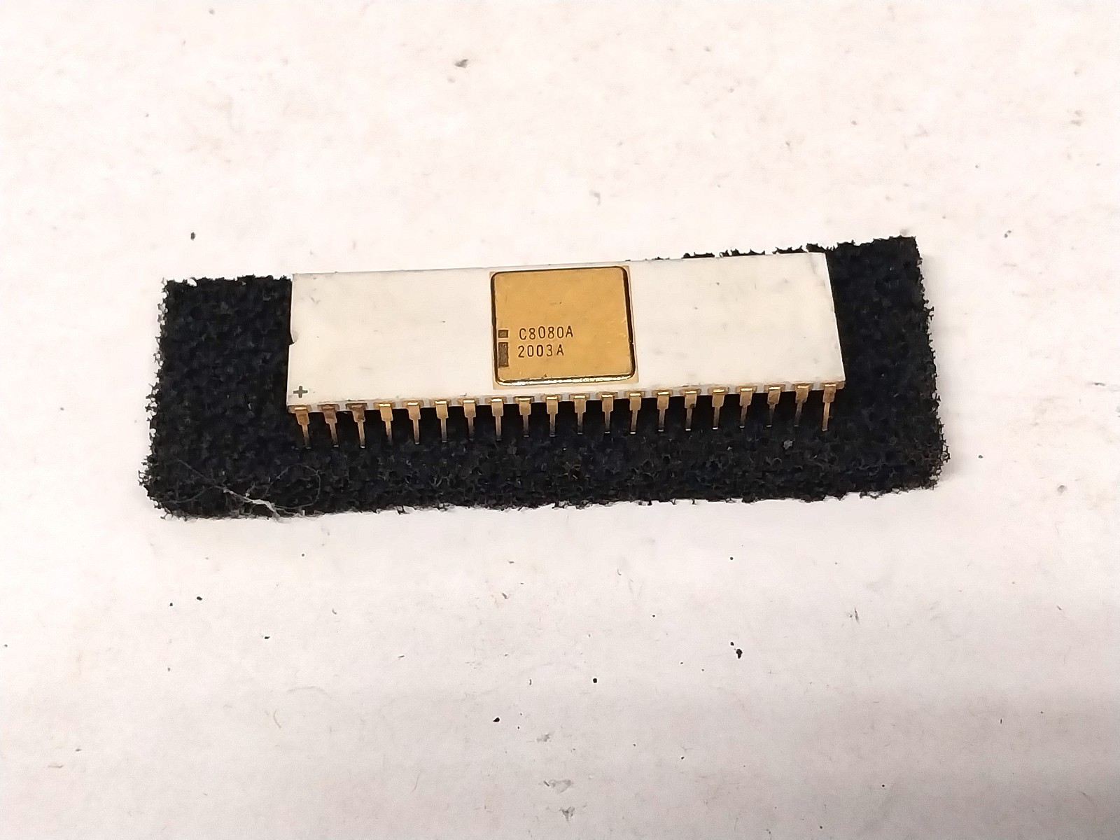Nice White Ceramic Intel 8080A Microprocessor Old Vintage Computer Gold IC Chip Nice White Ceramic Intel 8080A Microprocessor Old Vintage Computer Gold IC Chip