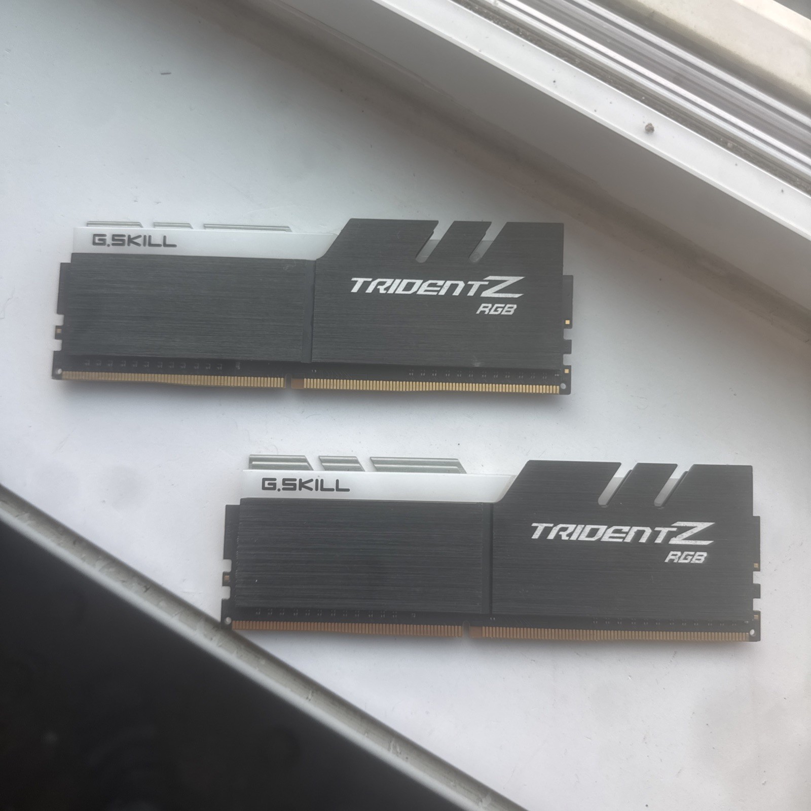 G.SKILL Trident Z RGB 16GB (2x8GB) DDR4-3200 CL16 DIMM XMP F4-3200C16D-16GTZR
