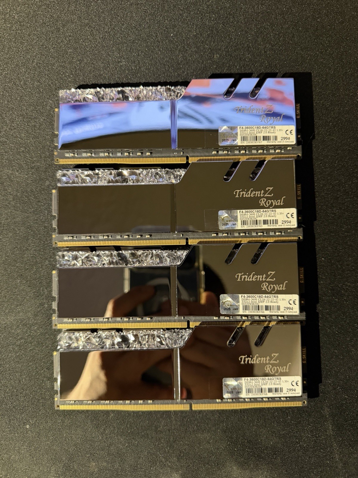 G.SKILL Trident Z Royal 128GB (4x32GB) DDR4-3600 DIMM RAM F4-3600C18D-64GTRS G.SKILL Trident Z Royal 128GB (4x32GB) DDR4-3600 DIMM RAM F4-3600C18D-64GTRS