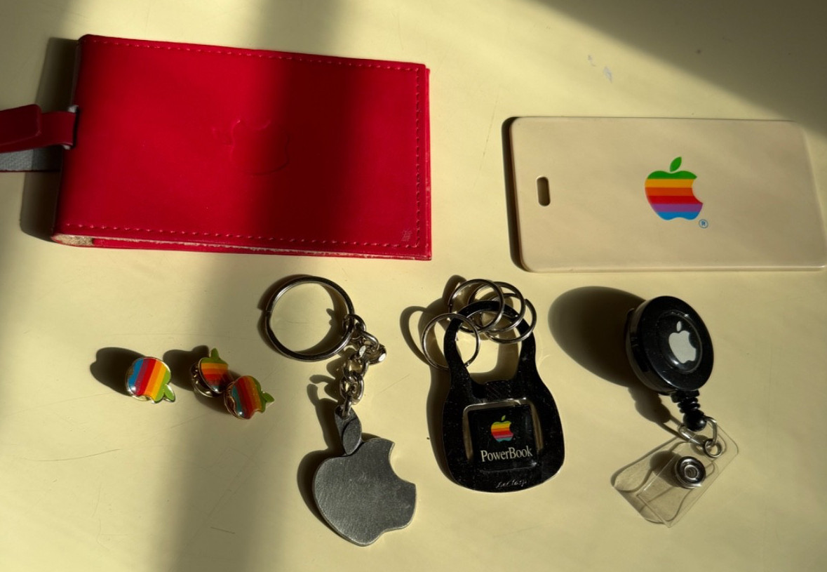 VINTAGE APPLE COMPUTERS EMPLOYEE / EXECUTIVE LOT PINS, KEY CHAINS, LUGGAGE TAGS VINTAGE APPLE COMPUTERS EMPLOYEE / EXECUTIVE LOT PINS, KEY CHAINS, LUGGAGE TAGS
