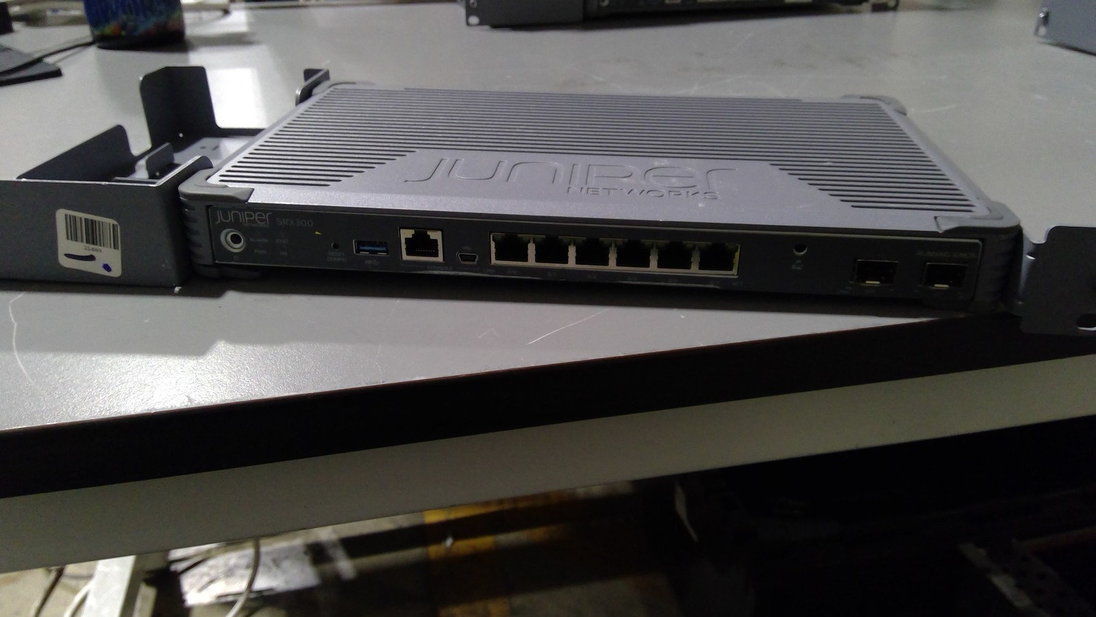 Juniper Networks SRX300-SYS-JB Rev: A Network Switch Juniper Networks SRX300-SYS-JB Rev: A Network Switch