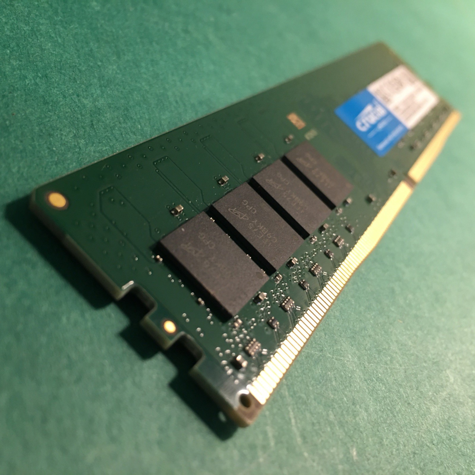 Crucial 32GB 2Rx8 DDR4-2666V PC4-21300 UDIMM Non-ECC Memory CT32G4DFD8266.C16FE