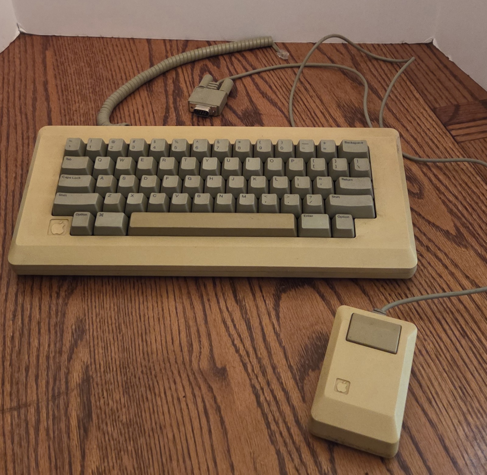 Vintage Apple Macintosh M0110 Keyboard with Coiled Cable & M0100 Mouse Bundle Vintage Apple Macintosh M0110 Keyboard with Coiled Cable & M0100 Mouse Bundle