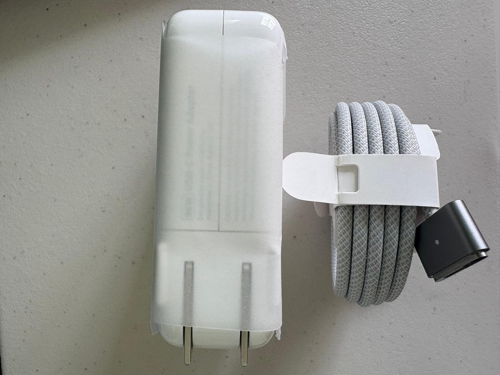 Apple USB-C to MagSafe 3 Power Cable mw613am w/96 Watt Power Adapter mw2l3am OEM Apple USB-C to MagSafe 3 Power Cable mw613am w/96 Watt Power Adapter mw2l3am OEM