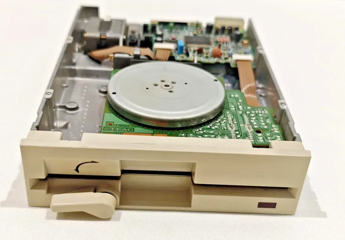 Vintage Miscellaneous Brand 5 1/4 Inch Floppy Drive Untested - Lot of 4 Vintage Miscellaneous Brand 5 1/4 Inch Floppy Drive Untested - Lot of 4