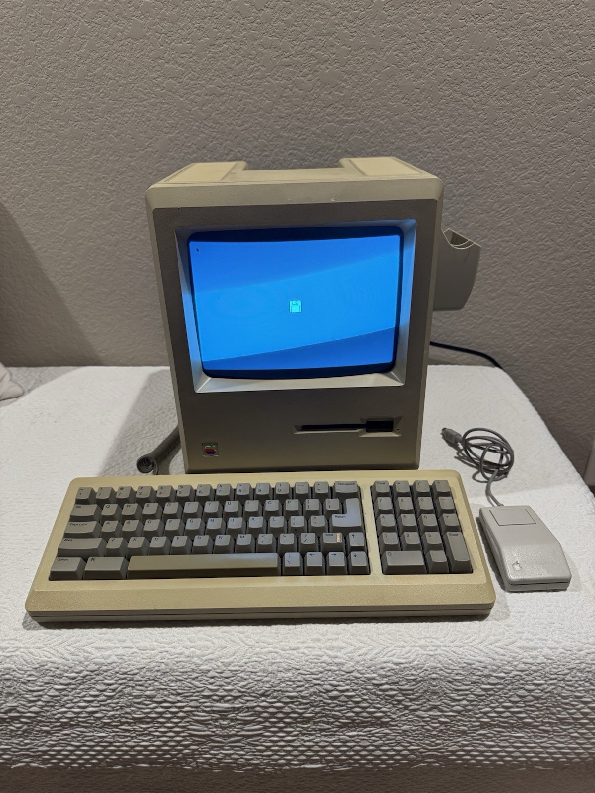Apple Macintosh 128k 1984 upgraded to Plus includes keyboard mouse