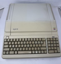 Apple IIe Platinum 128k Computer - Powers On - As is - See Photos - a2s2128 picture