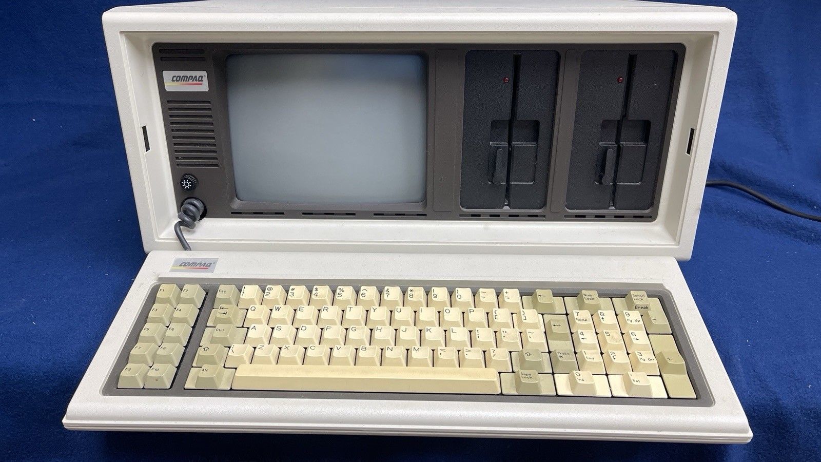 COMPAQ PLUS Model 101709 Portable Desktop Computer Vintage With Case Powers On