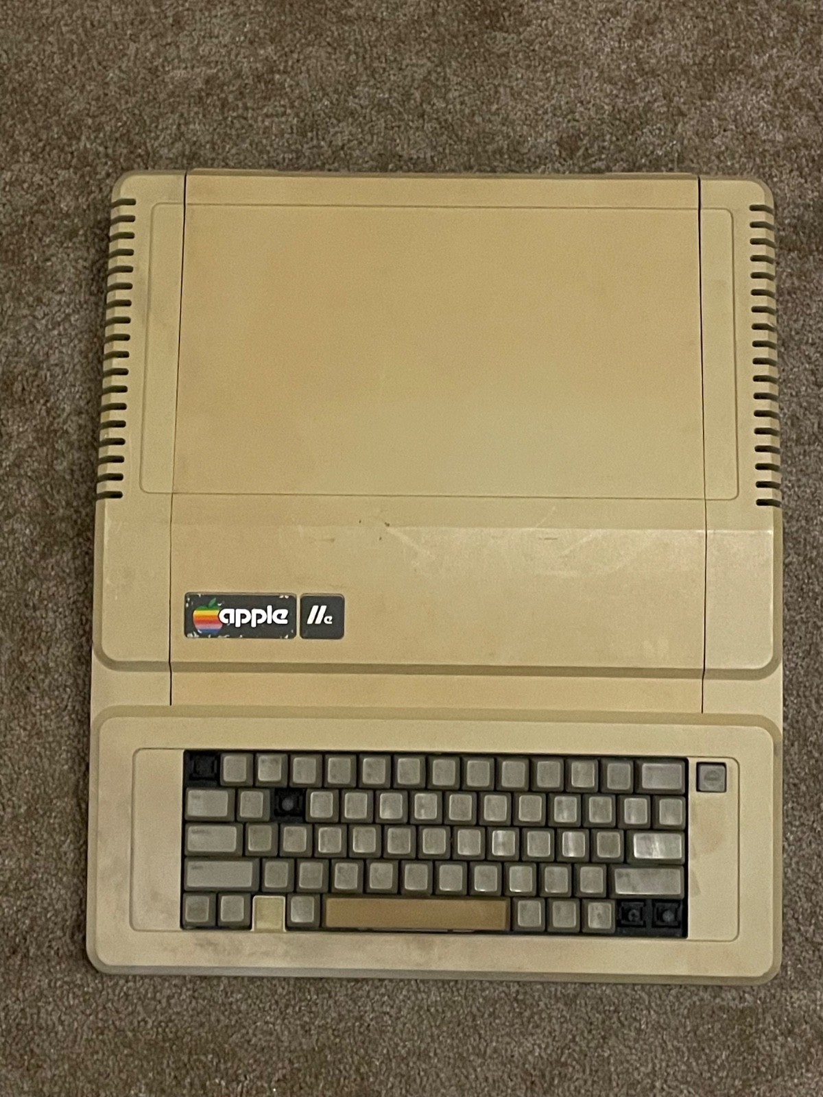 Vintage Apple IIe Computer Model A2S2064 Main Unit - For Parts / Repair - AS IS Vintage Apple IIe Computer Model A2S2064 Main Unit - For Parts / Repair - AS IS