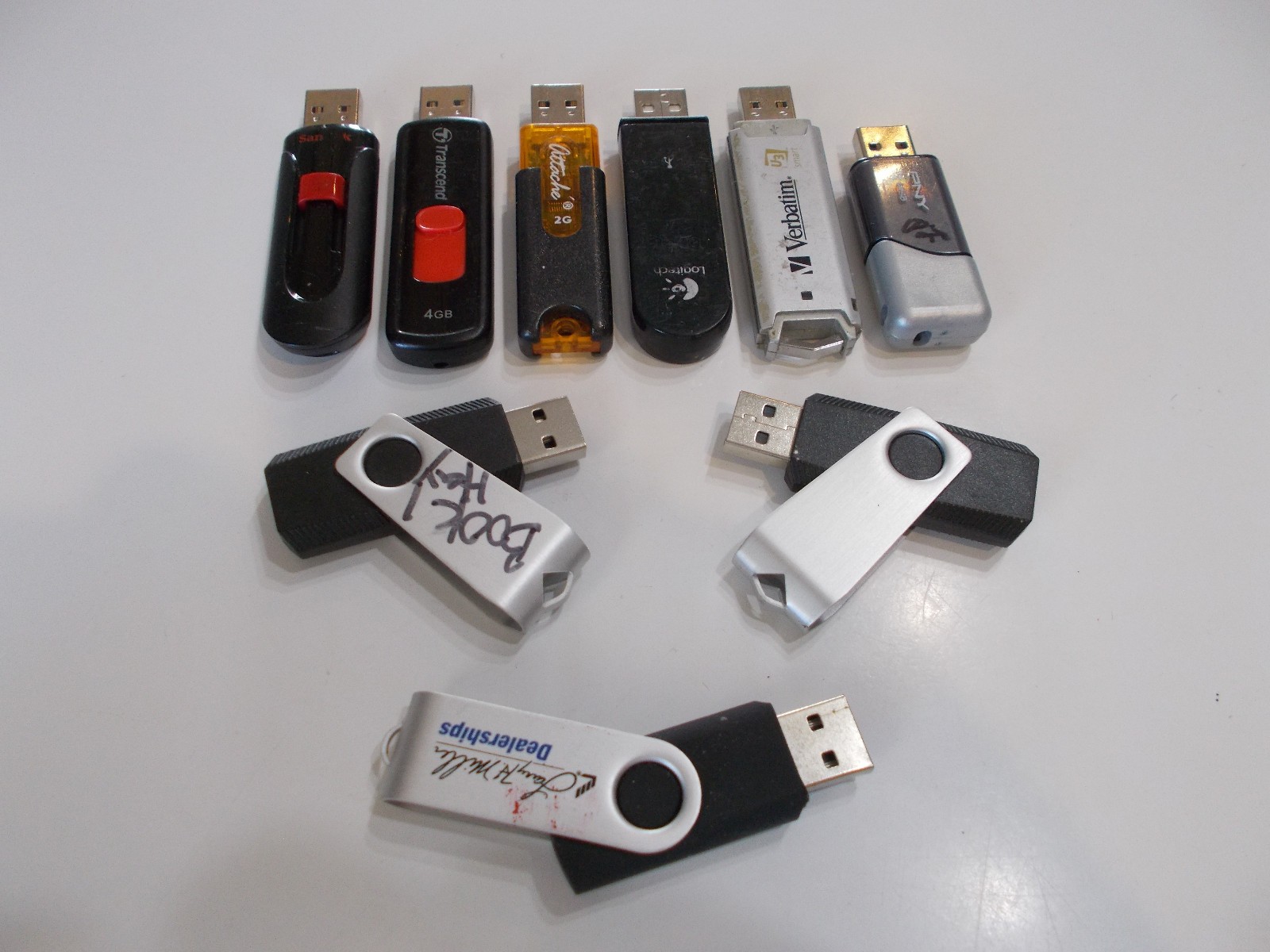 Lot of 9 USB Flash Drive Thumb Drive Memory Sticks Used Mixed Brands and Sizes
