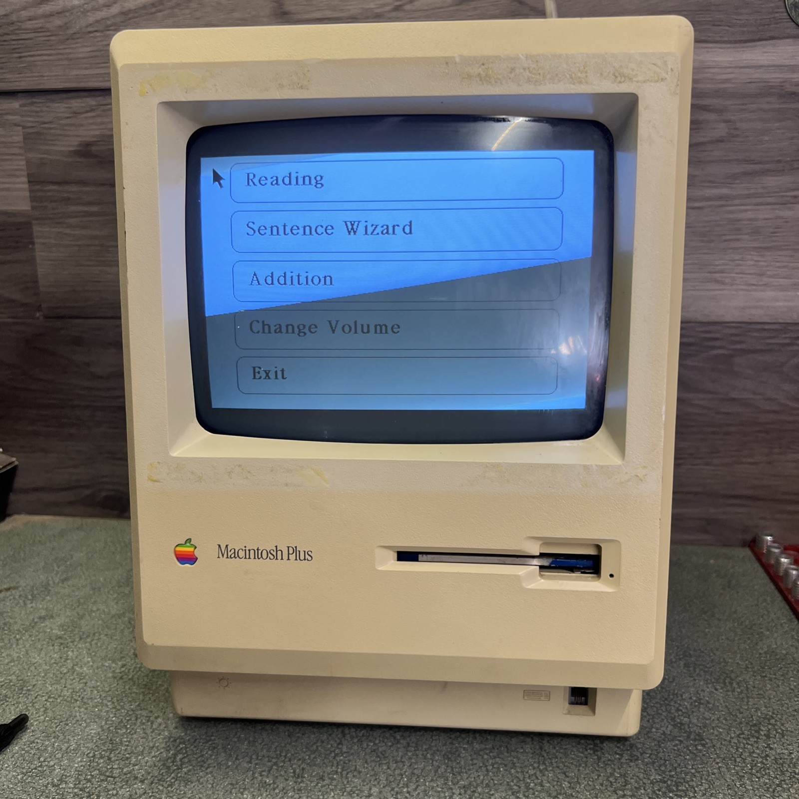 Apple Macintosh Plus 1MB M0001A Vintage Computer Boots Up / Floppy Disk Stuck