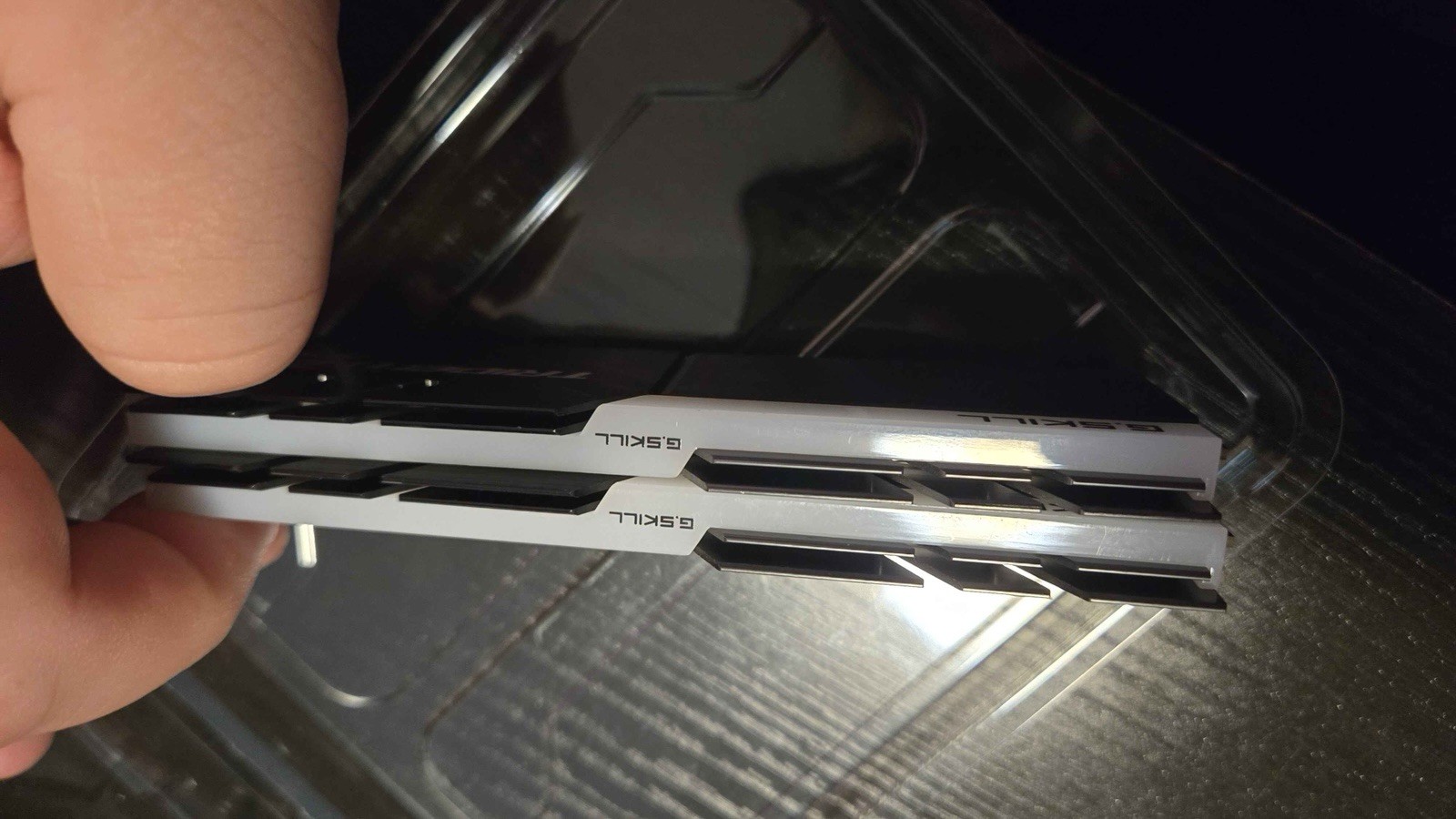 G.SKILL Trident Z RGB 16GB (2x8GB) DDR4-2400 DIMM 288-Pin Intel XMP
