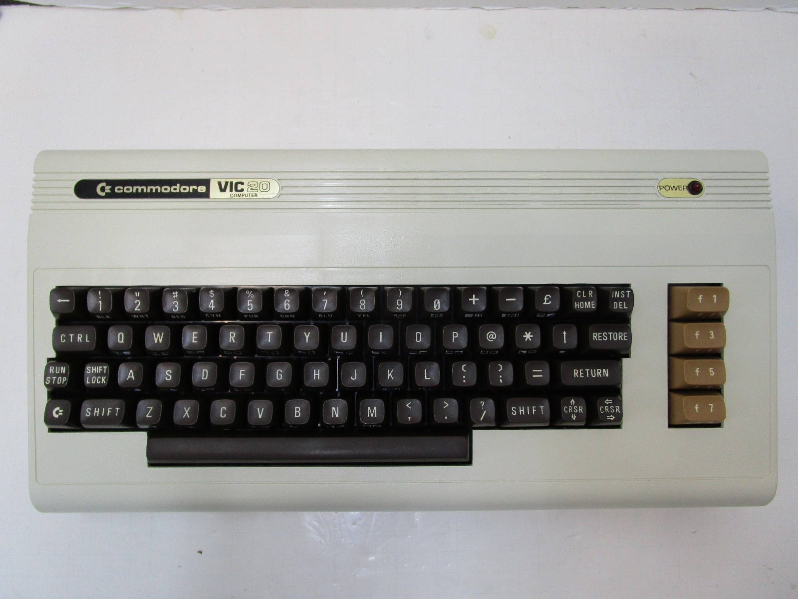 COMMODORE VIC-20 2-PIN STYLE 324003 COMPUTER TESTED AND WORKING LV8 π» COMMODORE VIC-20 2-PIN STYLE 324003 COMPUTER TESTED AND WORKING LV8 π»