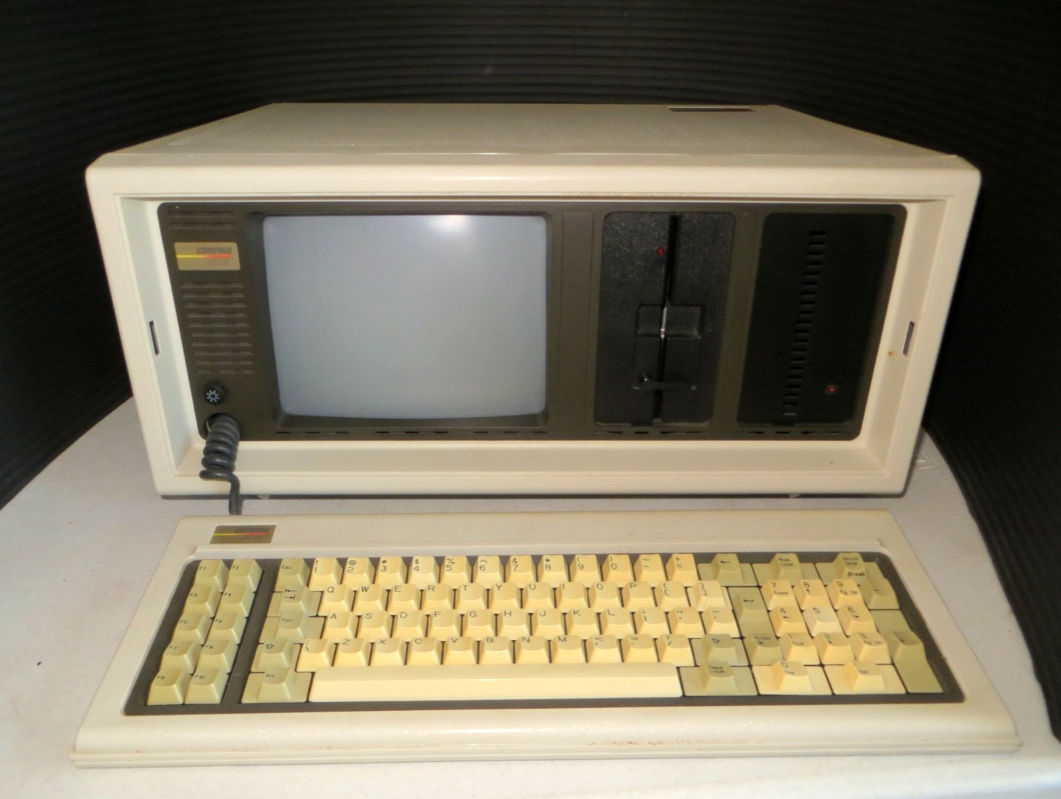 Vintage Compaq Portable Computer PC w/ Travel Case, Manual, DOS disk -For Repair Vintage Compaq Portable Computer PC w/ Travel Case, Manual, DOS disk -For Repair
