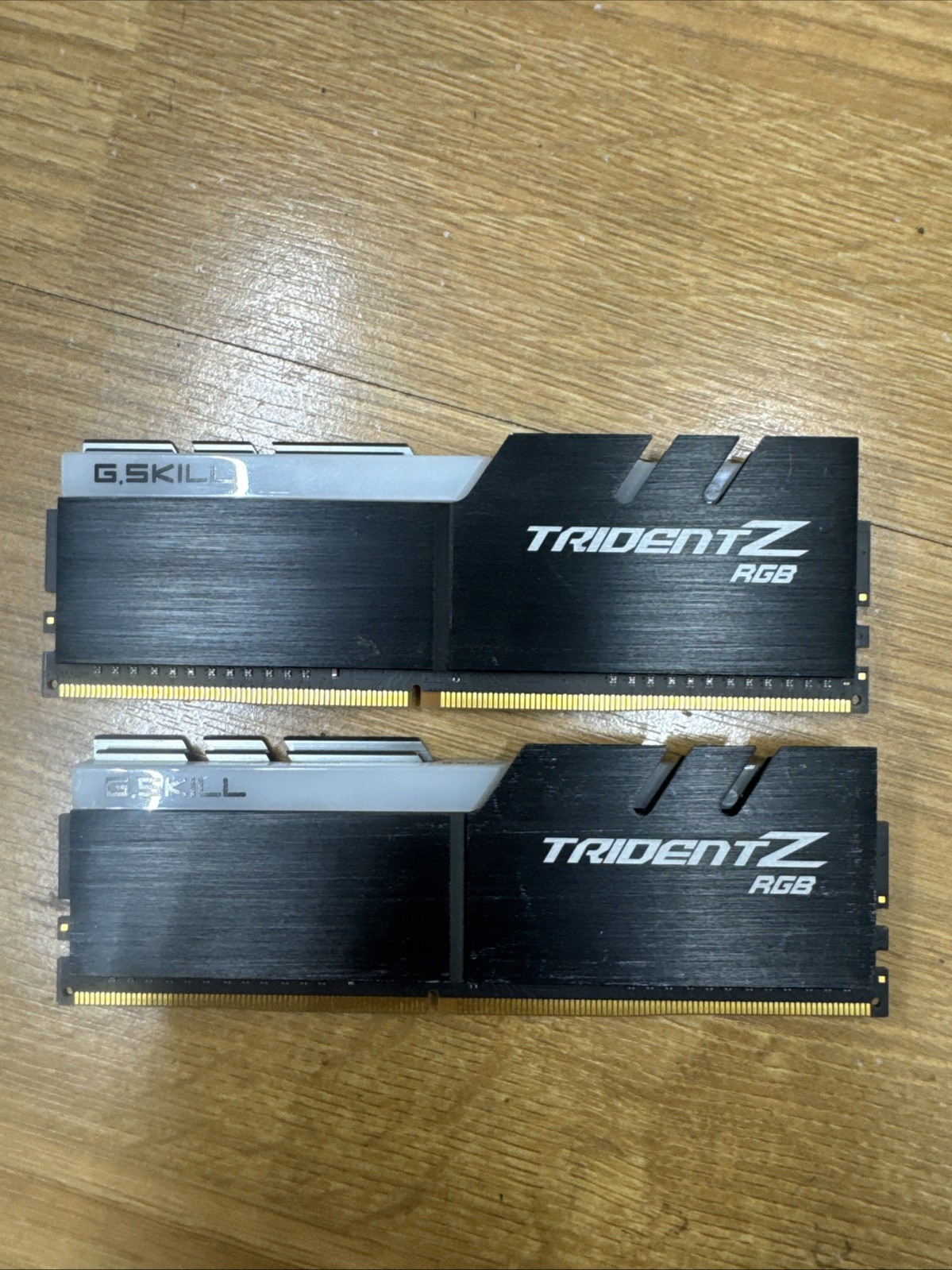 G.SKILL Trident Z RGB 16GB (2x8GB) DDR4-3200 CL16 DIMM XMP F4-3200C16D-16GTZR