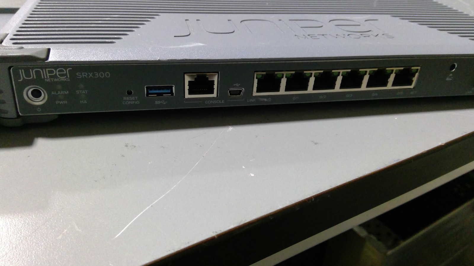 Juniper Networks SRX300 Rev: A Network Switch Juniper Networks SRX300 Rev: A Network Switch