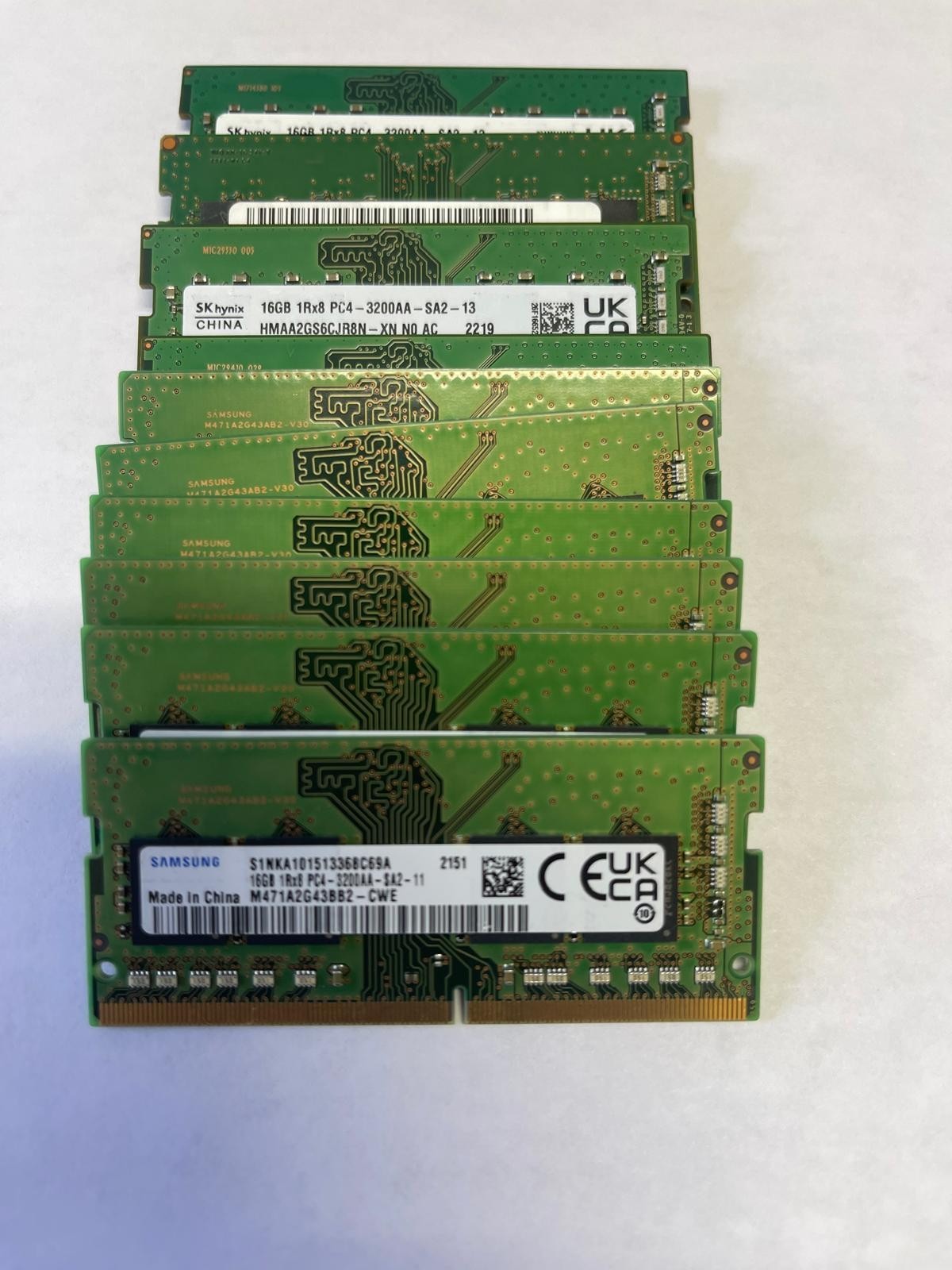 Lot of (10)  (10*16Gb) mixed SK Hynix/Samsung 1Rx8 DDR4 Memory PC4-3200AA