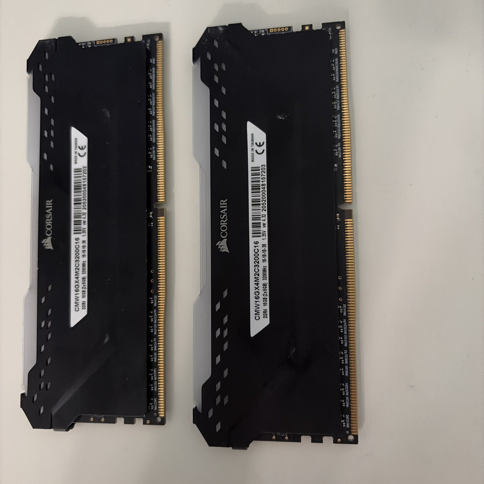 Corsair CMW16GX4M2C3200C16 3200 MHz RGB 16GB DDR4 SDRAM - Black