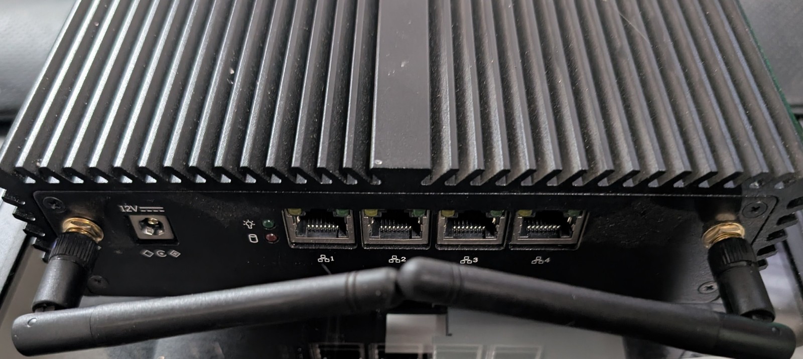 Qotom Q335G4 Fanless Firewall 4x Intel LAN i3-5005U AES-NI 8GB WiFi pfSense