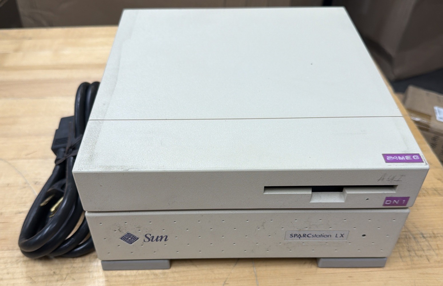 Sun Microsystems SPARCstation LX Model 447 Vintage Workstation Powers On NO HDD Sun Microsystems SPARCstation LX Model 447 Vintage Workstation Powers On NO HDD