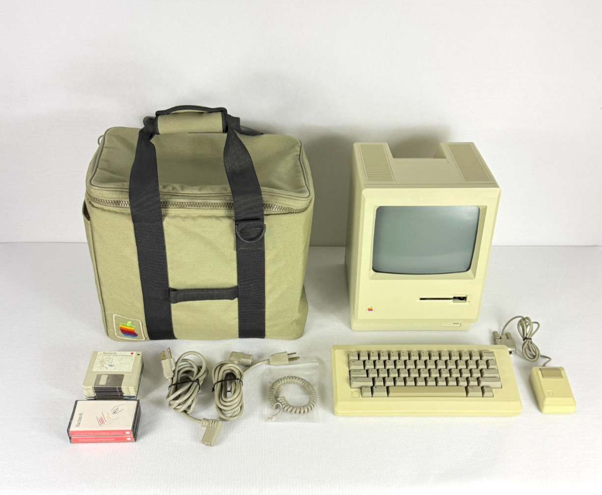 Apple Macintosh 128K M0001 Computer w/ M0110 Keyboard M0100 Mouse - Case & Disks Apple Macintosh 128K M0001 Computer w/ M0110 Keyboard M0100 Mouse - Case & Disks
