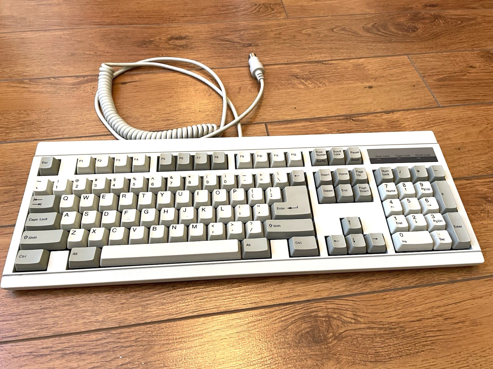 VINTAGE CLICKY KEYBOARD WHITE ALPS JIT TECHNOLOGY 5-PIN DIN TAIWAN