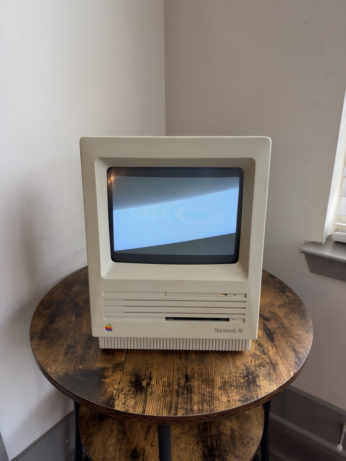 Apple Macintosh SE M5011 Vintage Computer **TURNS ON **