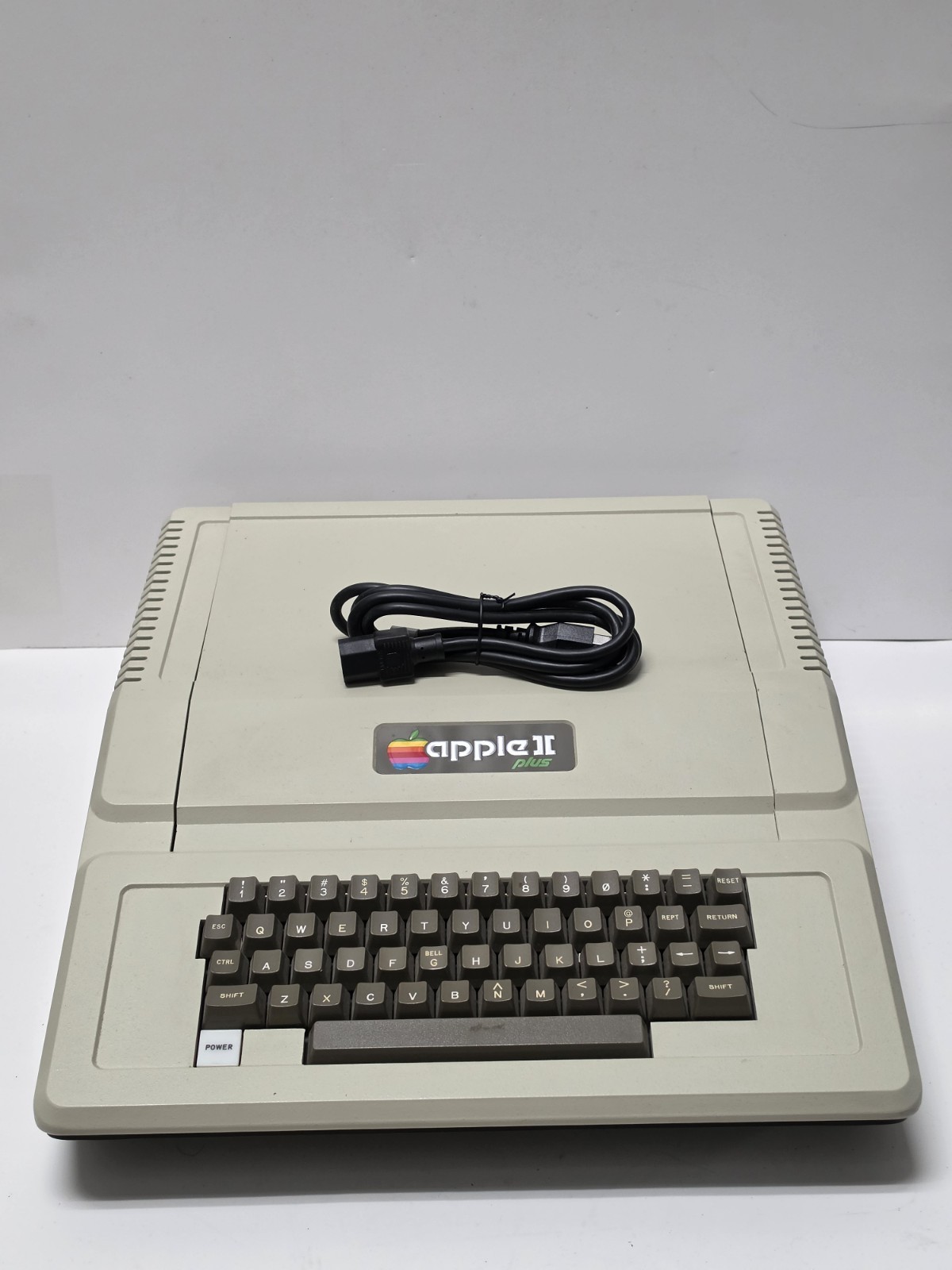 Apple II Plus Model A2S1048A Vintage Personal Computer Powers On, Read Apple II Plus Model A2S1048A Vintage Personal Computer Powers On, Read