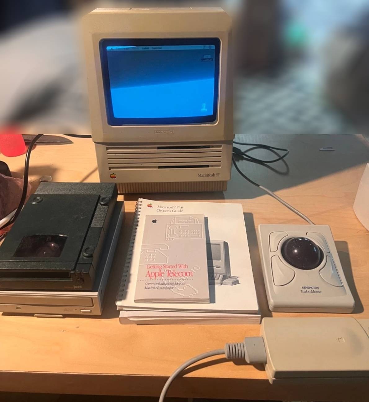 Vintage Apple Macintosh SE M5010 Bundle Mouse, Jaz, CD, and Manuals (TESTED)