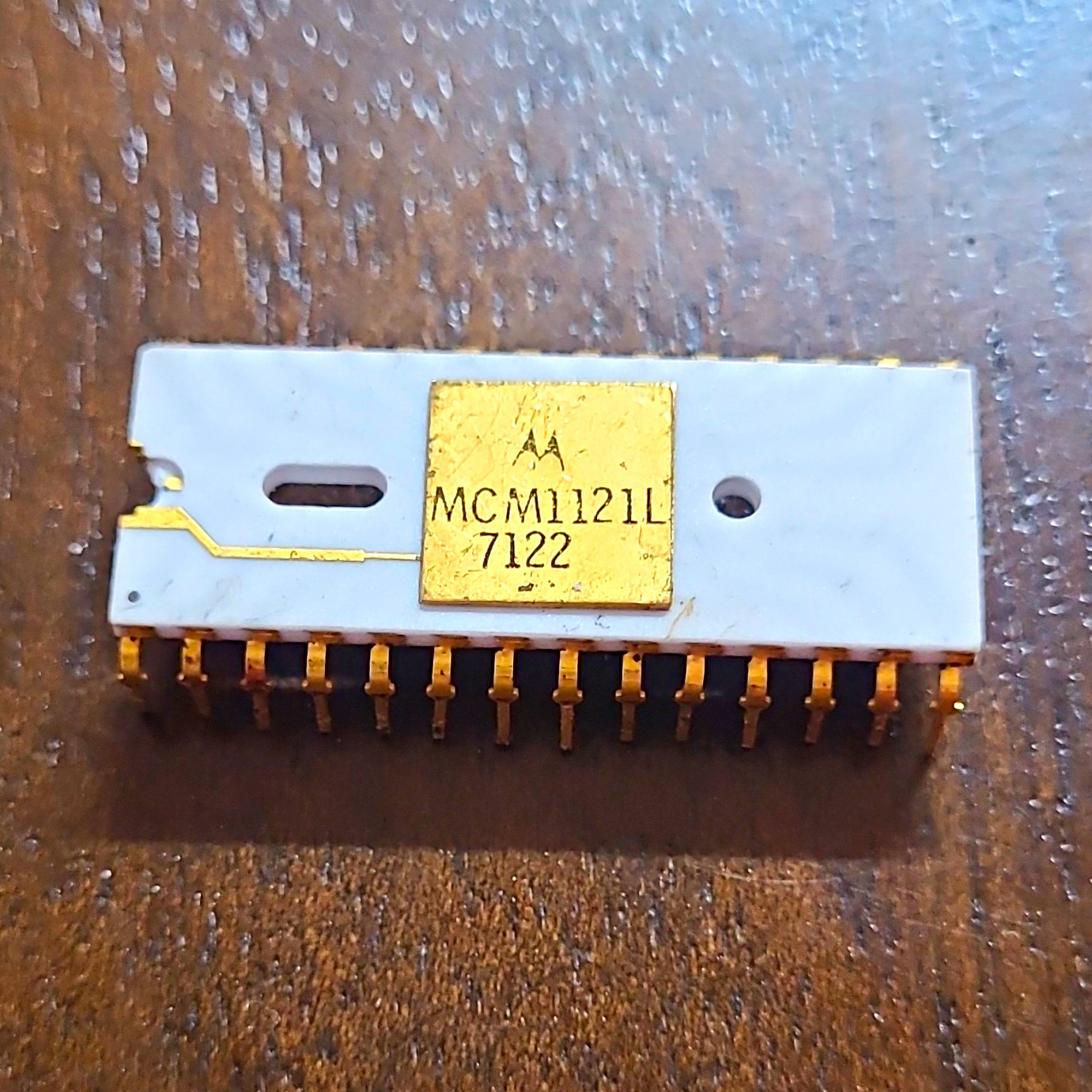 Motorola MCM1121L White ceramic vintage chip  ALL LEGS INTACT (BO)