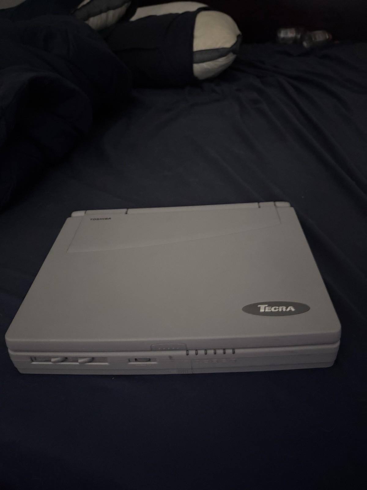 Toshiba Tecra 550CDT Vintage Windows 95 Laptop w/ Adapter – Powers On, LCD Error