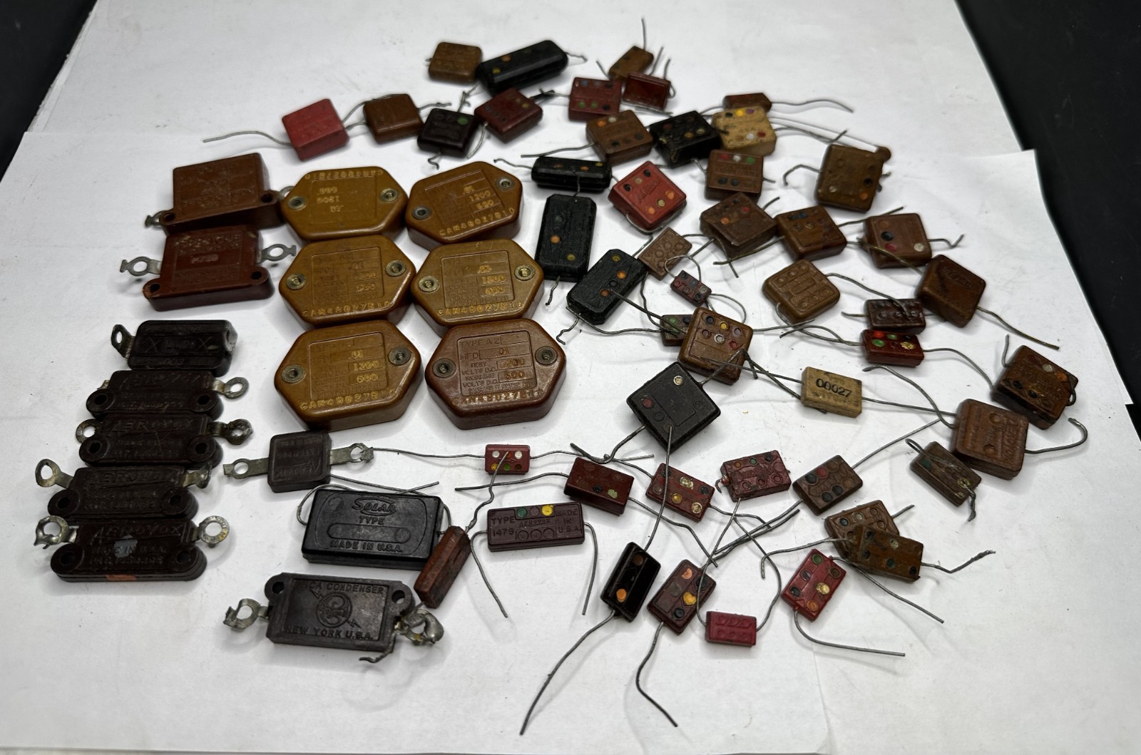 LOT USED VINTAGE 64 PCs MICA MOLD & DOMINOES CAPACITORS, UNTESTED AS IS, SCRAP