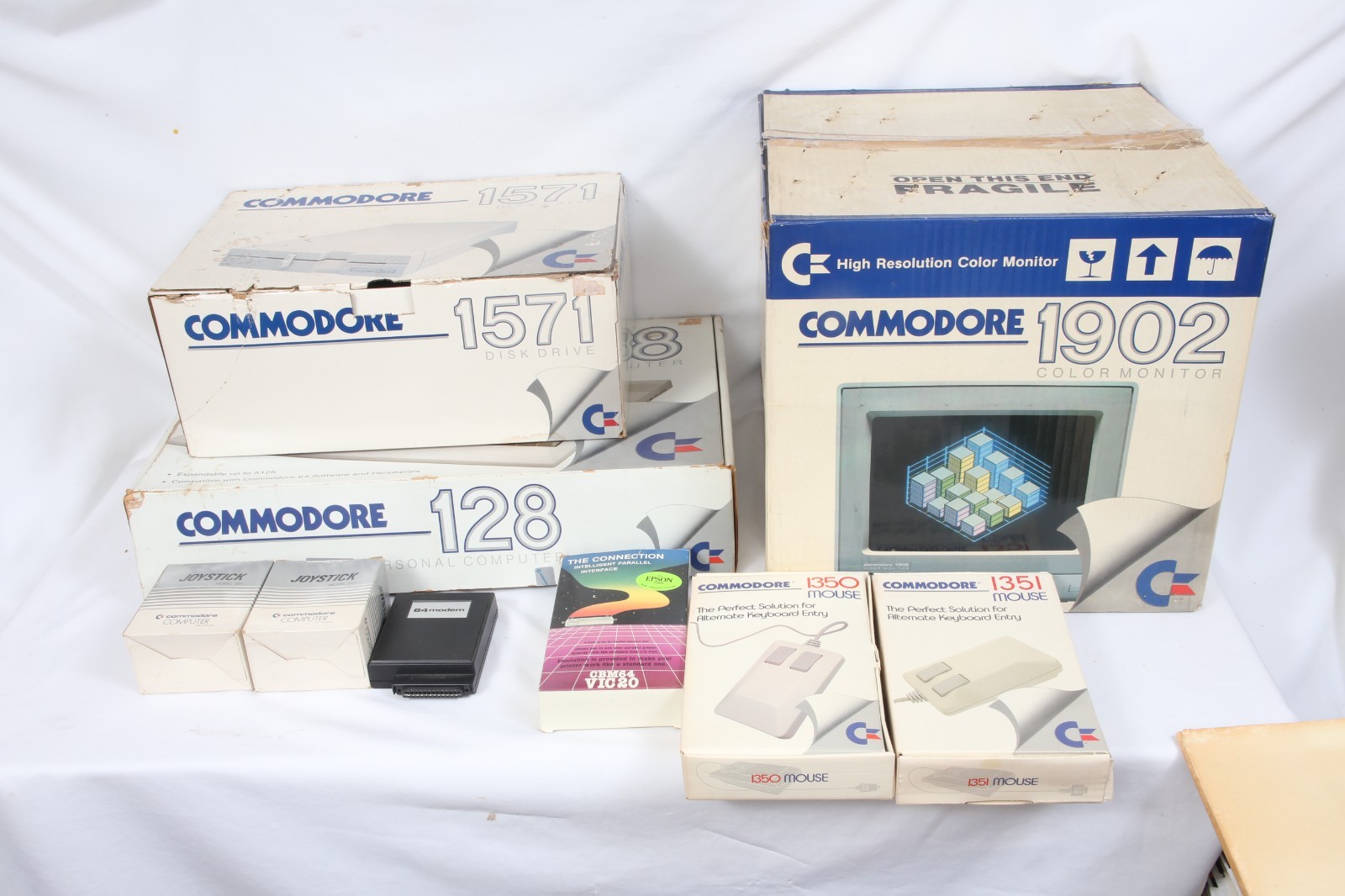 Commodore 128 Monitor 1902 Disk Drive 1571 (2) mouse 2 joysticks manual/software
