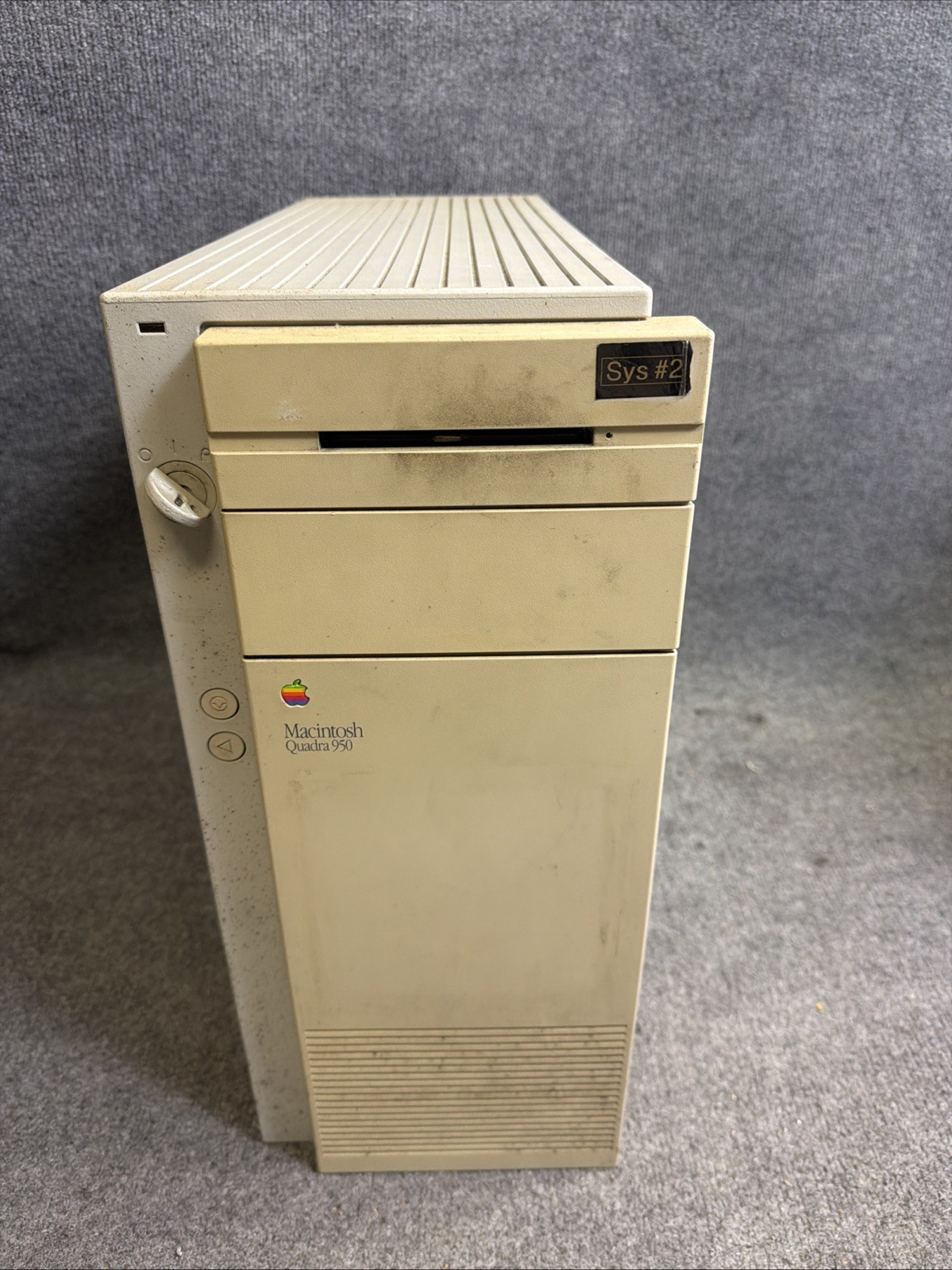 Vintage Apple Macintosh Quadra 950 w/ Key - (FOR PARTS) Vintage Apple Macintosh Quadra 950 w/ Key - (FOR PARTS)