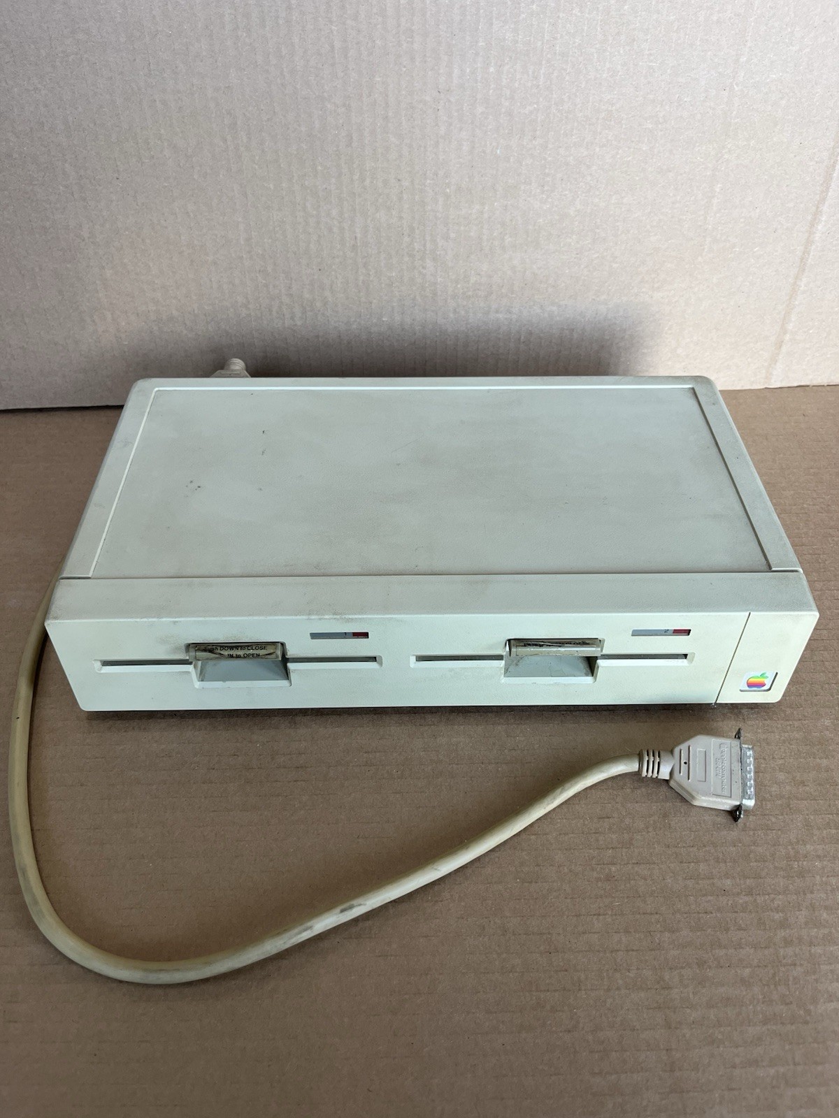 Apple lle Computer Vintage Computer Model A2S2004 untested/no bottom feet Apple lle Computer Vintage Computer Model A2S2004 untested/no bottom feet