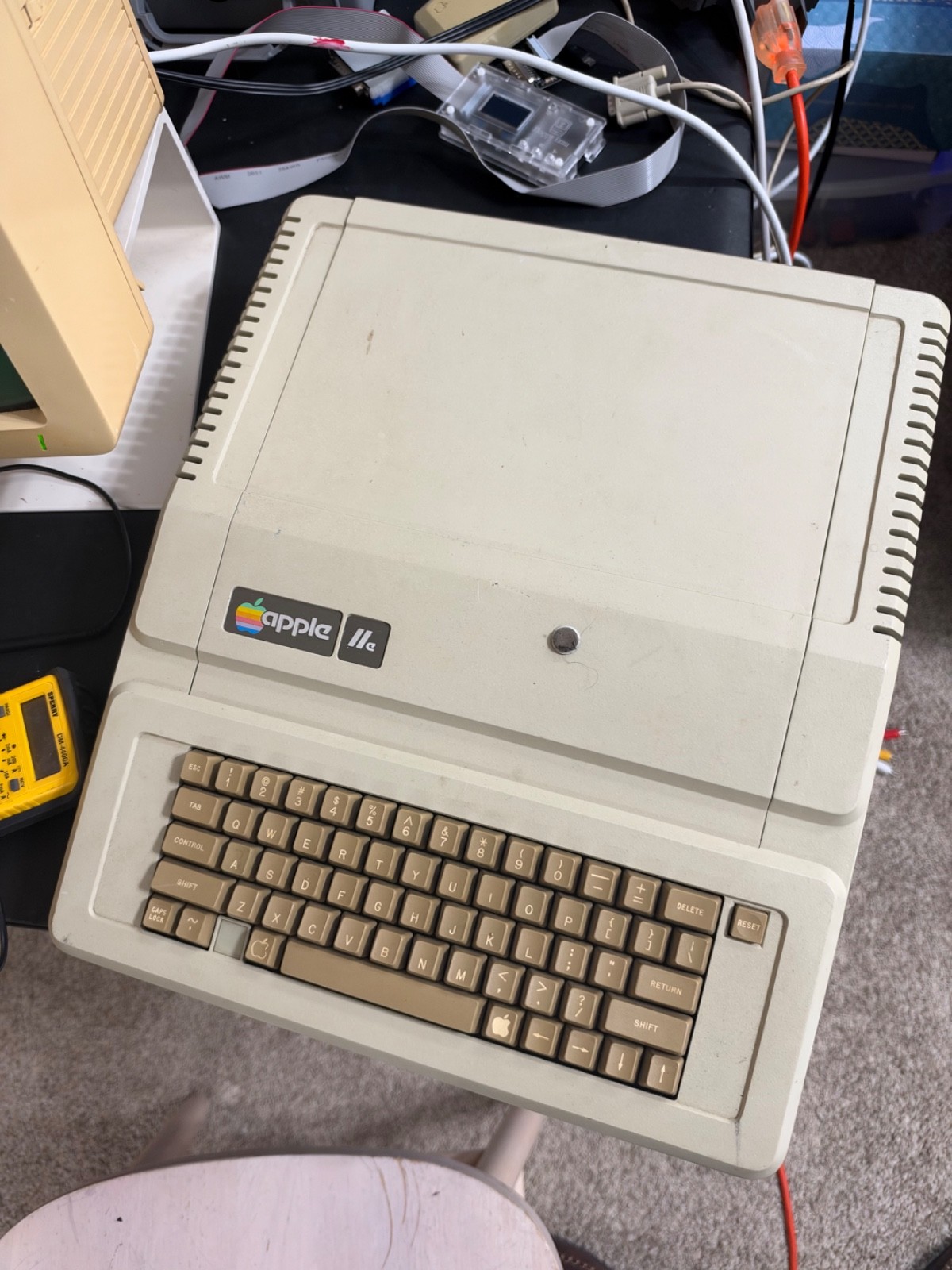Apple IIe Vintage Computer A2S2064 Powers On Apple II Untested For Parts/repair Apple IIe Vintage Computer A2S2064 Powers On Apple II Untested For Parts/repair