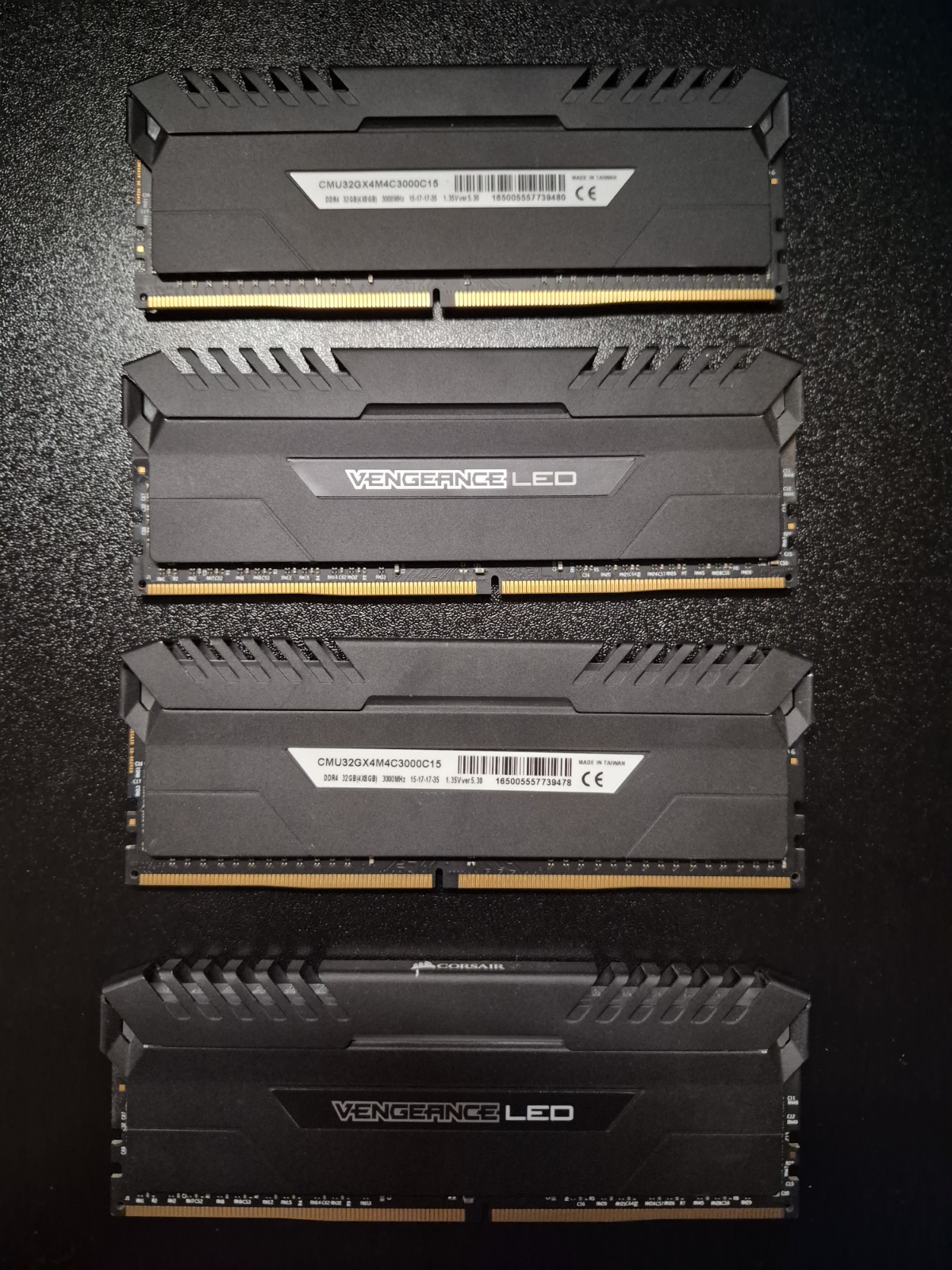 Corsair Vengeance LED 32GB (4x8GB) DDR4-3000 DIMM 288-Pin CMU32GX4M4C3000C15