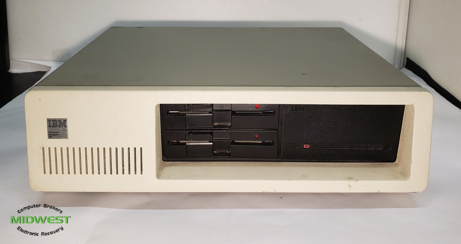 Vintage IBM 5160 PC/XT Personal Computer XT Powers On Vintage IBM 5160 PC/XT Personal Computer XT Powers On