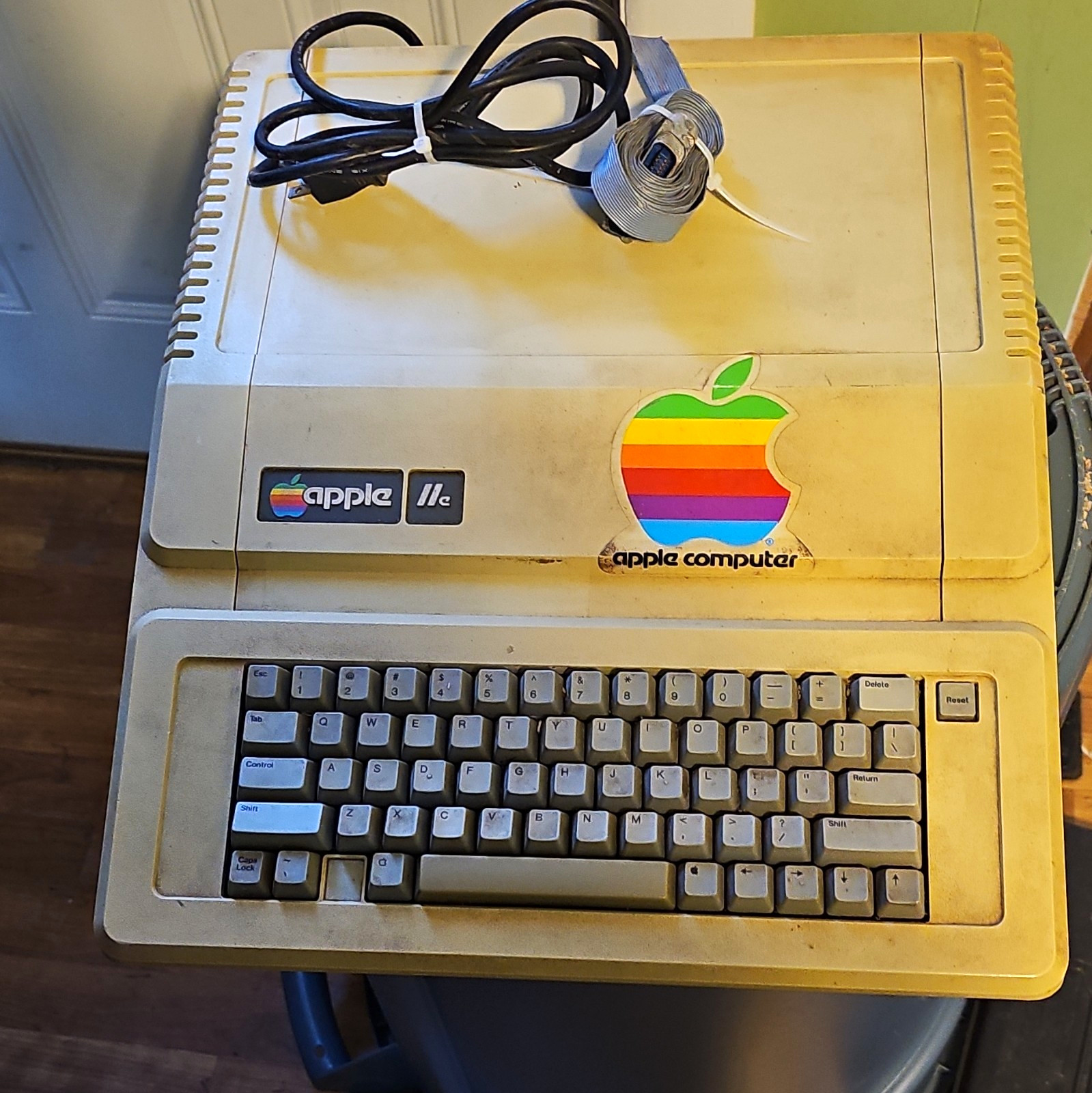 Apple IIe Vintage Home Computer Model A2S2064 w/ Power Cord