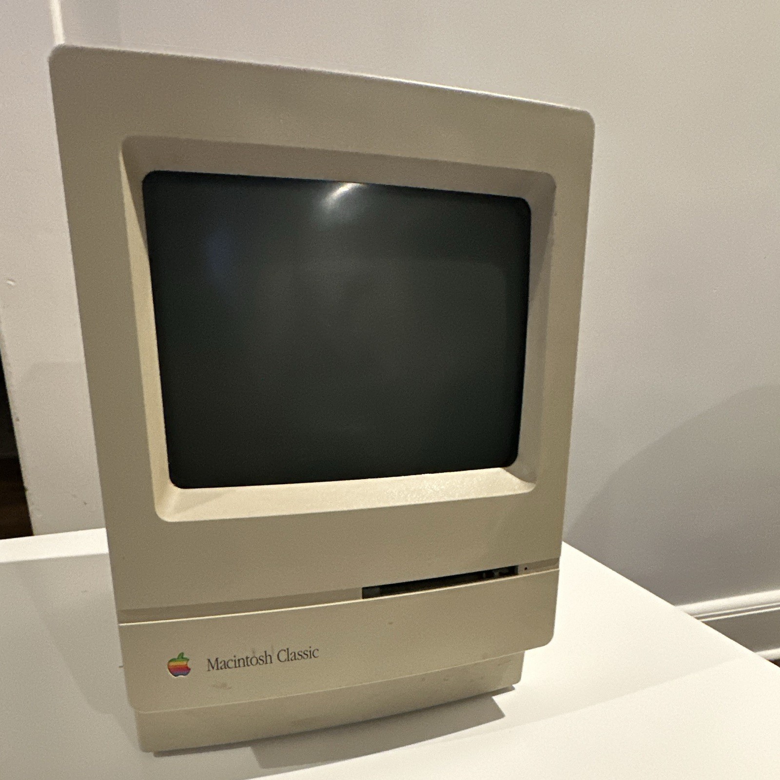 Apple Macintosh Classic M1420 Vintage All-in-One Desktop Computer Apple Macintosh Classic M1420 Vintage All-in-One Desktop Computer