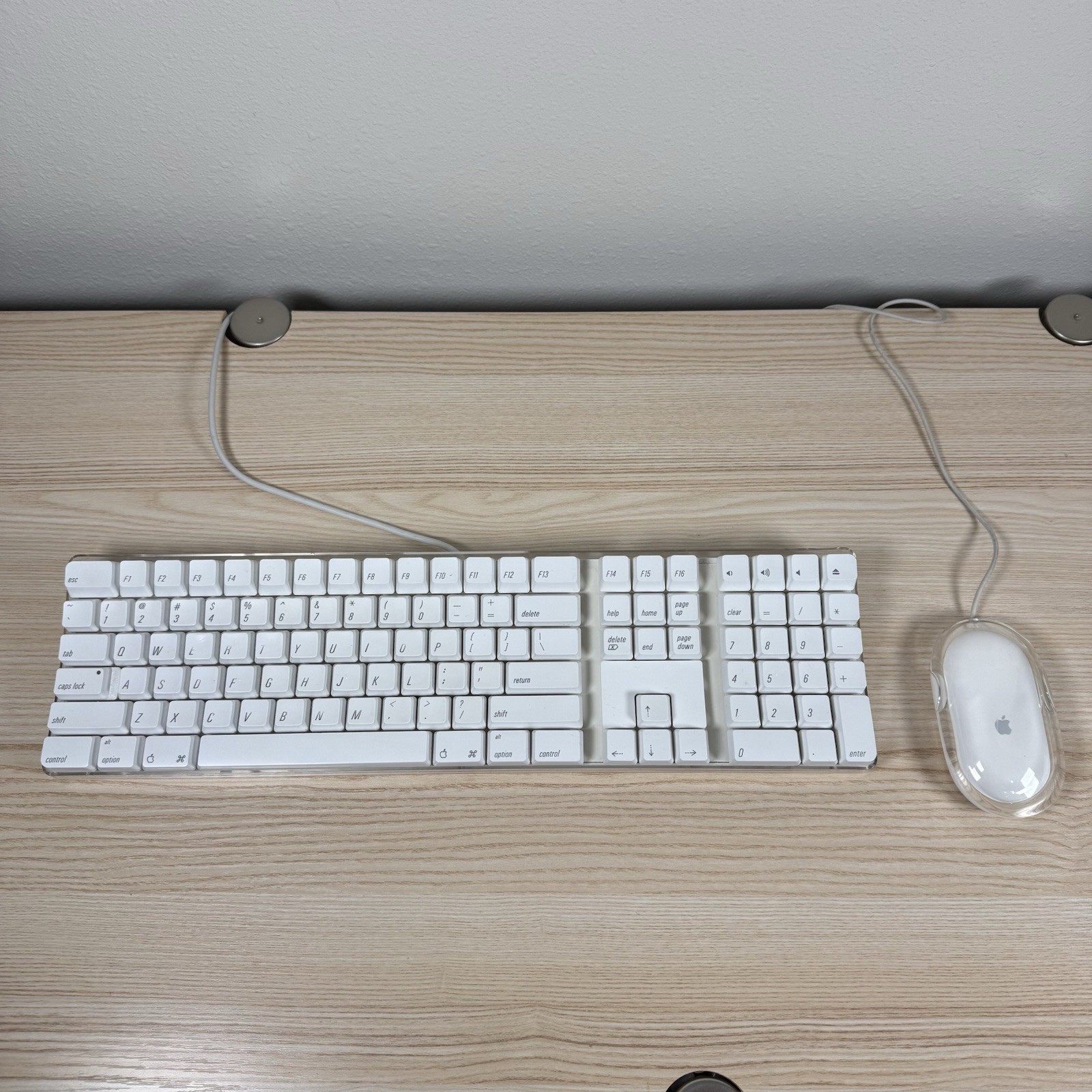 Genuine Apple A1048 USB Keyboard + M5769 Pro Mouse Clear White Vintage Mac Genuine Apple A1048 USB Keyboard + M5769 Pro Mouse Clear White Vintage Mac