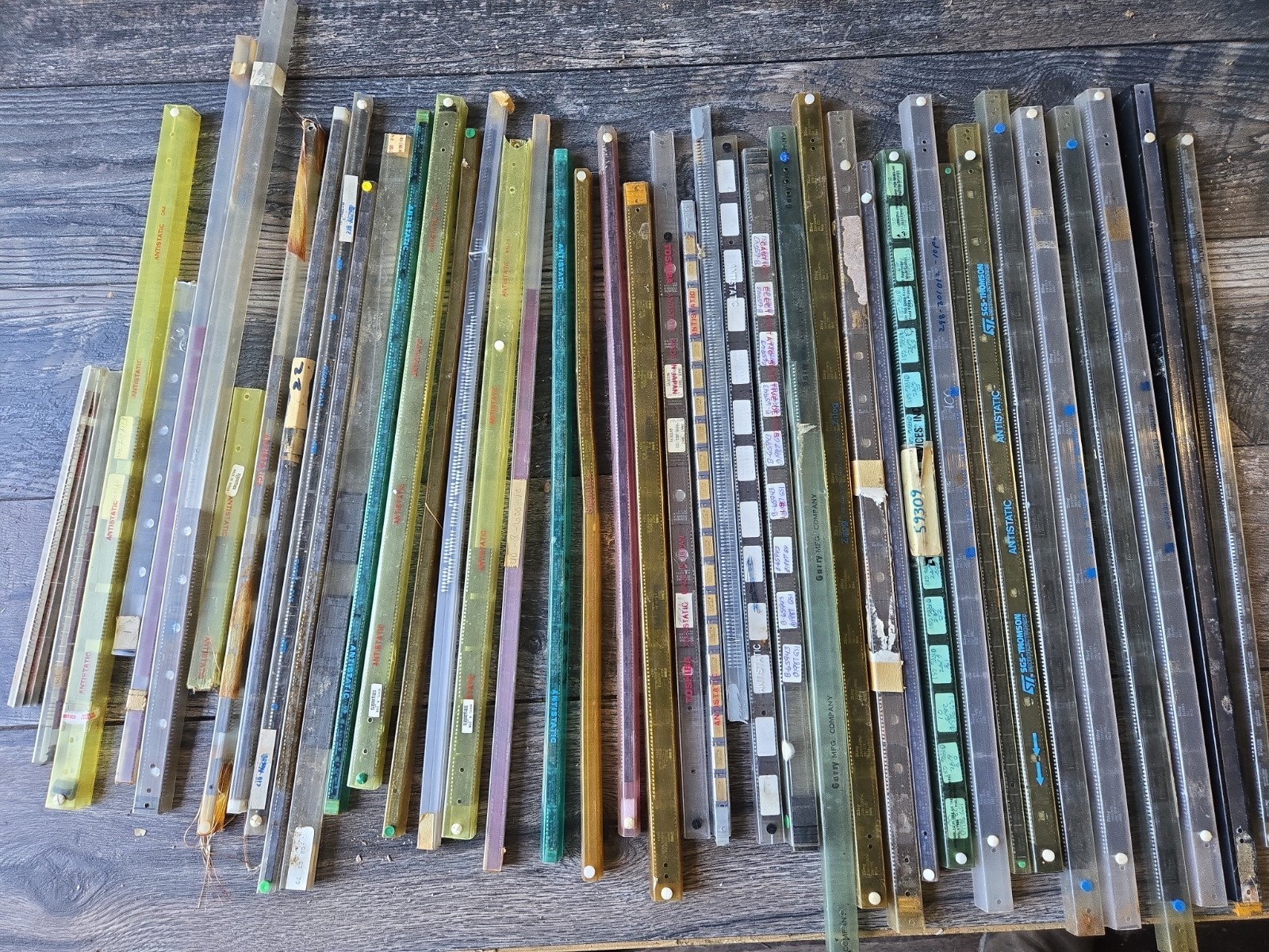 Vintage Retro Lot IC CHIPS CERAMIC Plastic Assorted GOLD Scrap Collection Tubes
