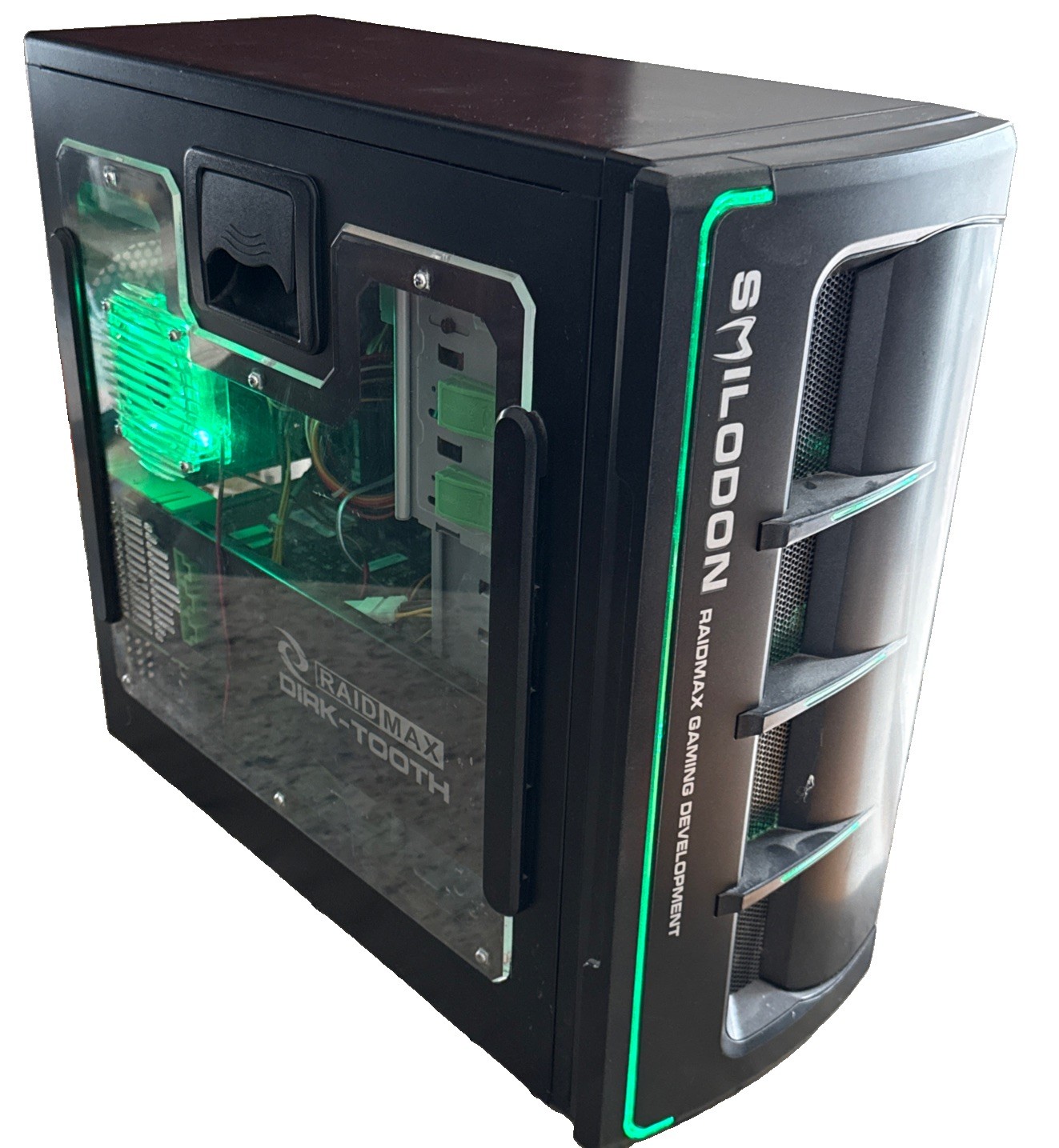 Vintage RaidMax Dirk-Tooth Smilodon Gaming Tower with Hardware-Green LED Lights Vintage RaidMax Dirk-Tooth Smilodon Gaming Tower with Hardware-Green LED Lights