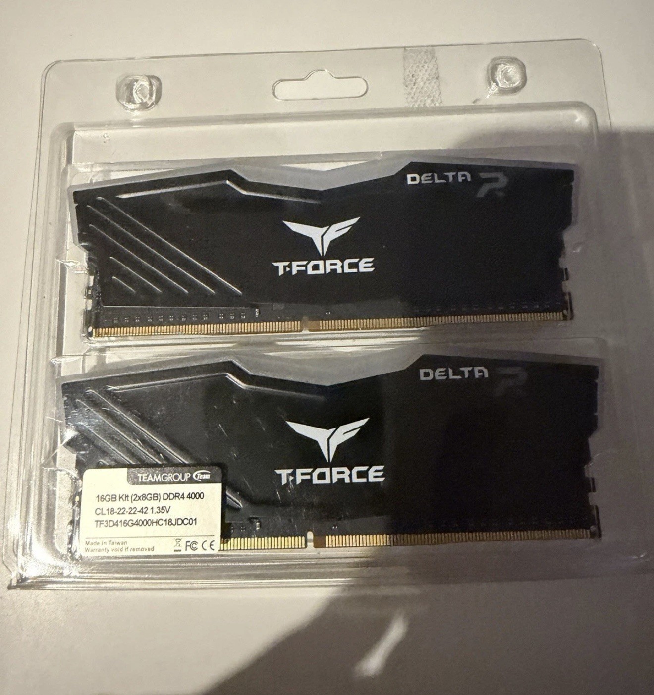TEAM-GROUP T-Force Delta (2x8) 16GB DDR4-4000 Mghz (RGB Lighting)