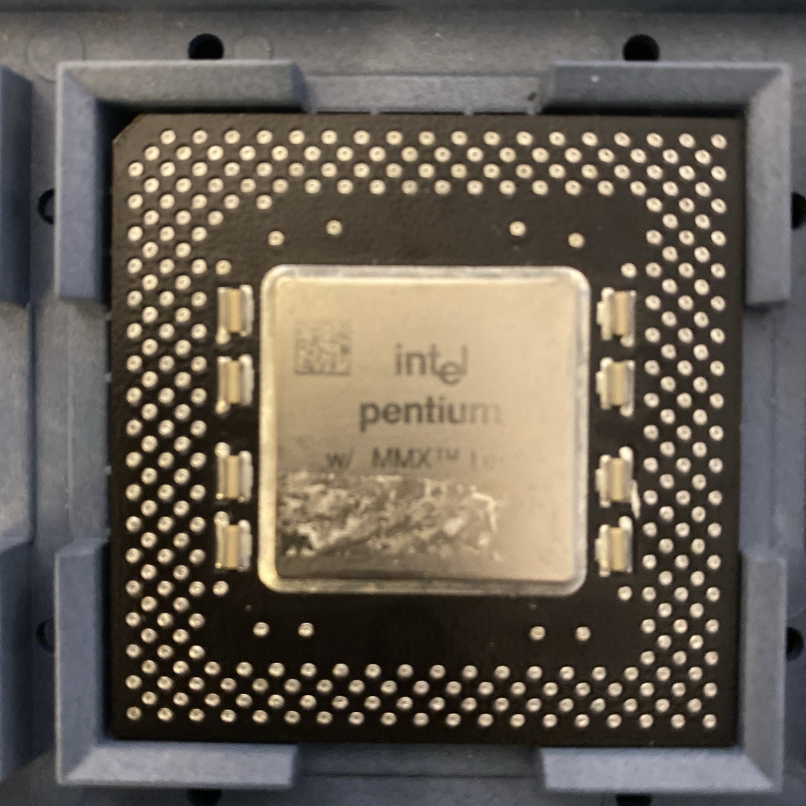 Vintage Intel Pentium w/ MMX Tech FV80503200 SL26S 2.8V 233MHz Microprocessor Vintage Intel Pentium w/ MMX Tech FV80503200 SL26S 2.8V 233MHz Microprocessor