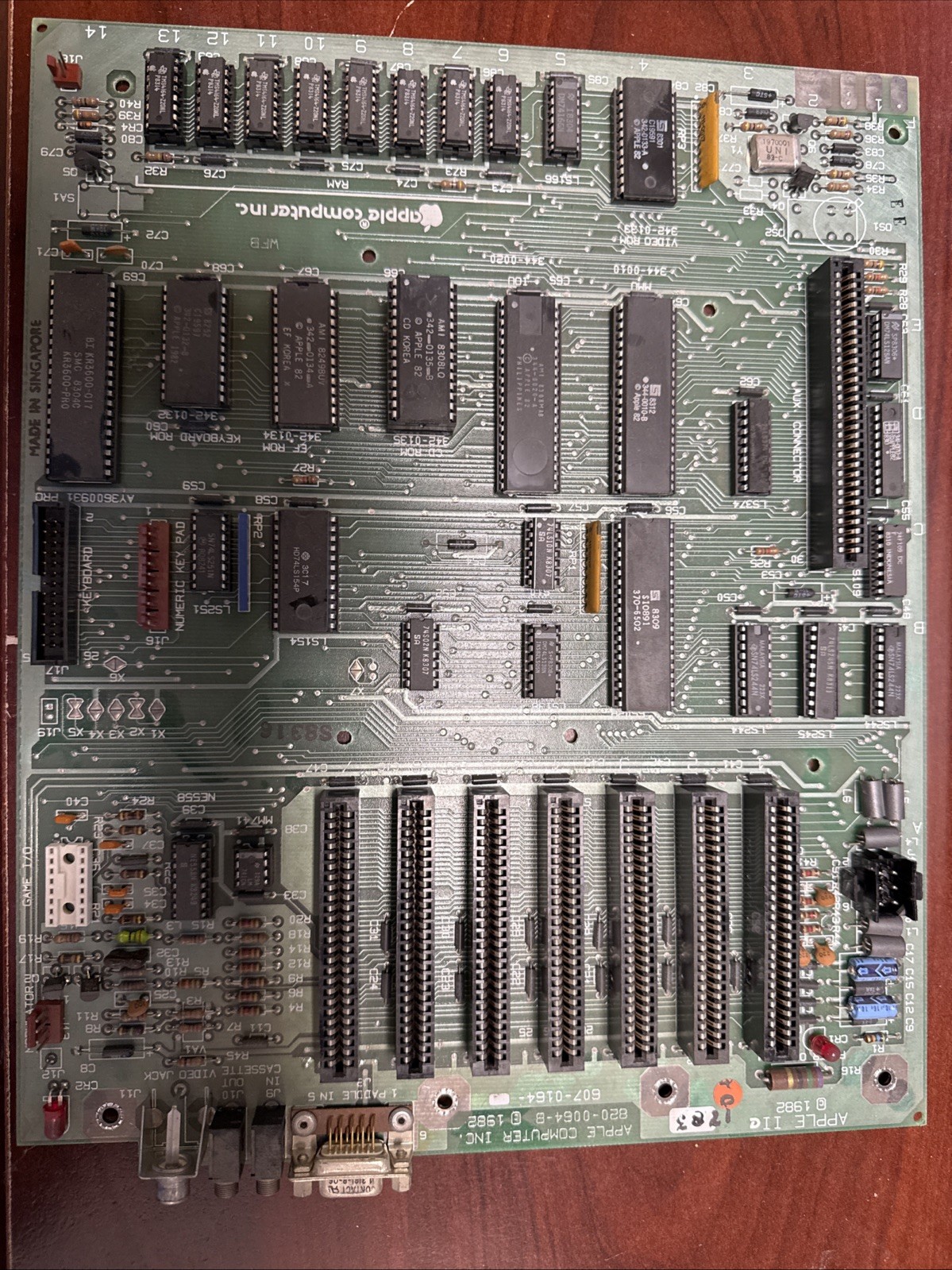 Apple IIe Vintage Motherboard 820-0064-B/607-0164-M 1982 Apple IIe Vintage Motherboard 820-0064-B/607-0164-M 1982