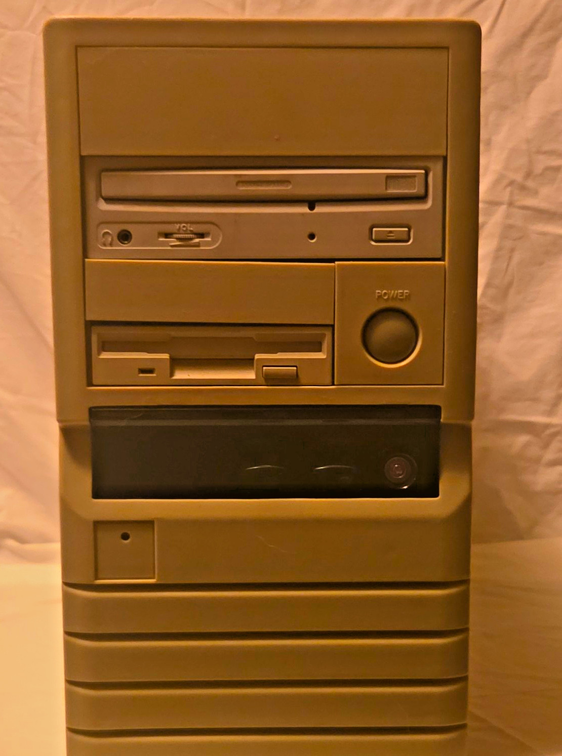 Vintage Beige PC Tower Computer Case/Chassis with Front Drive Bays (Read Bellow) Vintage Beige PC Tower Computer Case/Chassis with Front Drive Bays (Read Bellow)