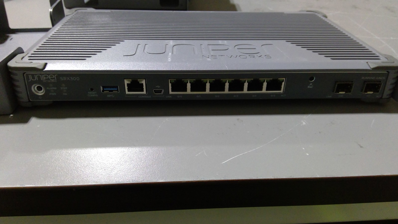 Juniper Networks SRX300 Rev: A Network Switch