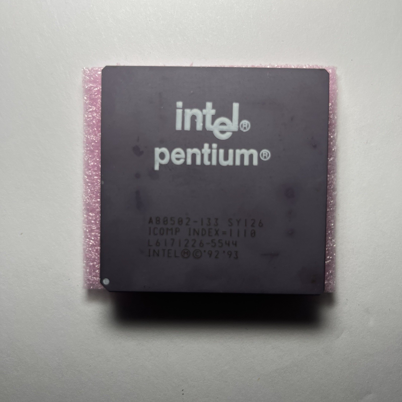 Intel Vintage Pentium 133 Ceramic Gold Pin CPU A80502-133 SY126 Untested